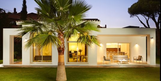 Modern villa close to the beach in Guadalmina Baja, Marbella.